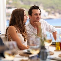 Nadia Parkes y Rupert Friend en 1x05 titulado 'Las Vacaciones' de 'Youth'