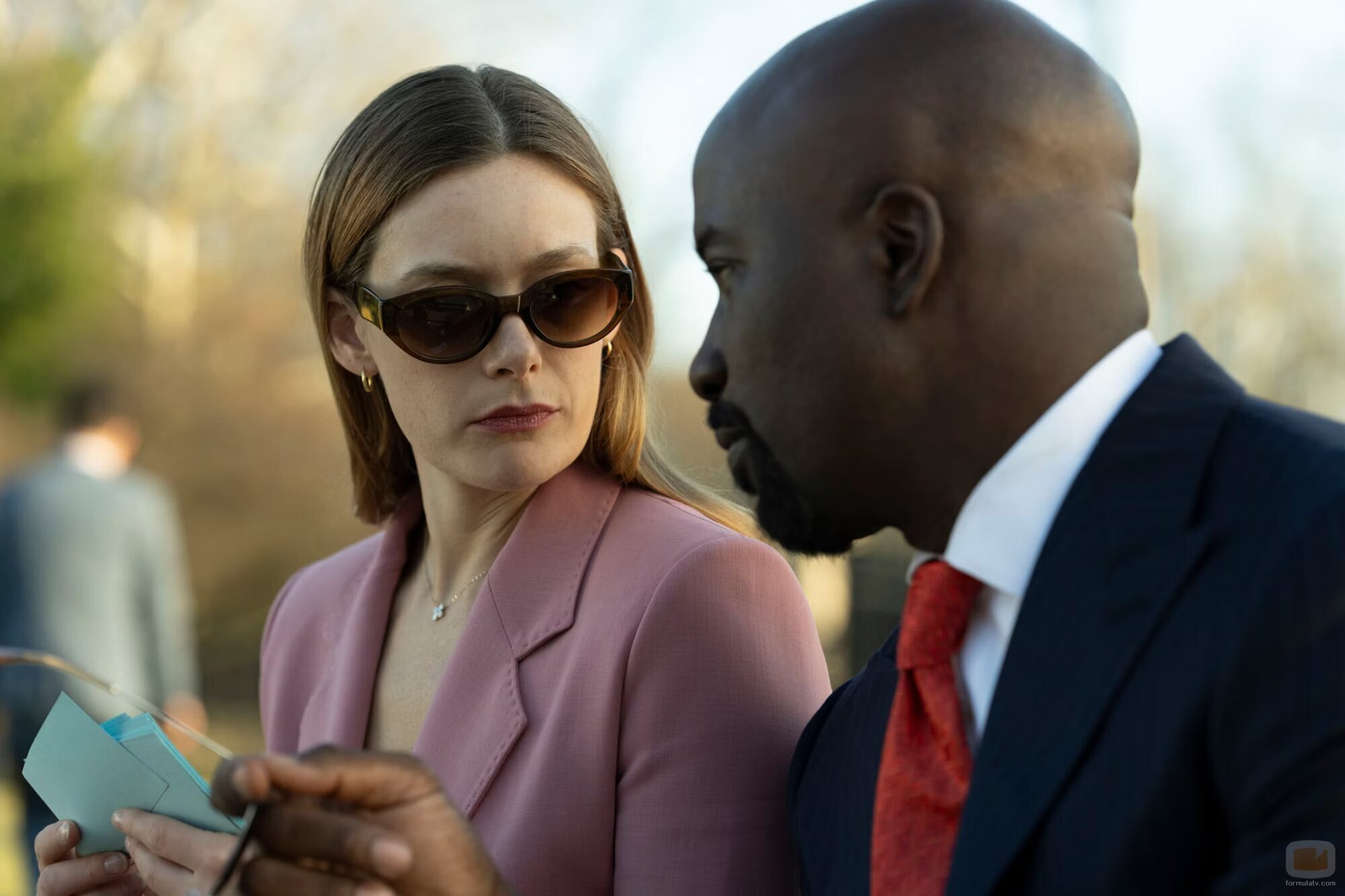 Rachel Keller y Mike Colter en el 1x01 de 'Cupertino'