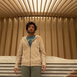 Nik Dodani en 1x01 titulado 'Michael y Olivia' de 'Cupertino'