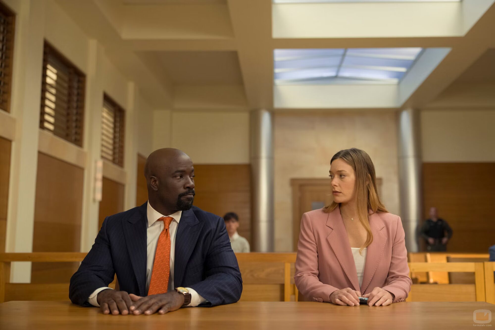 Fotograma de Rachel Keller y Mike Colter en el 1x01 de 'Cupertino'
