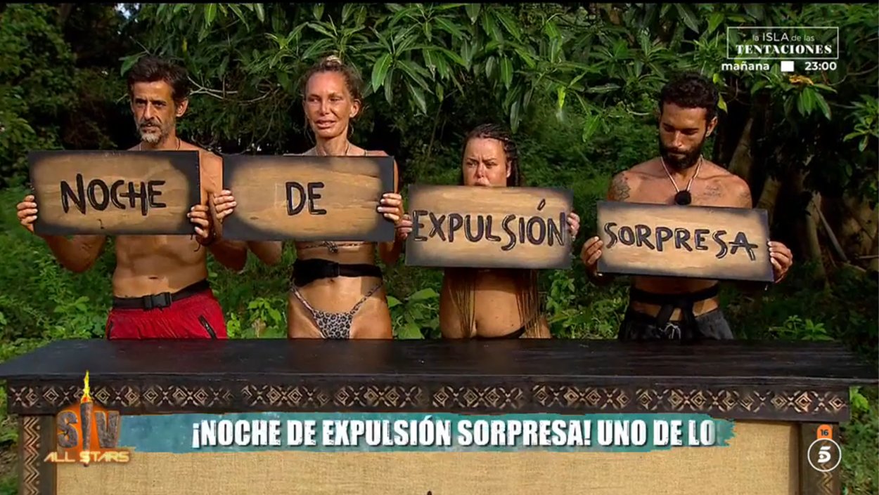 Los nominados muestran los carteles de "Noche de expulsión sorpresa" en 'Supervivientes All Stars'