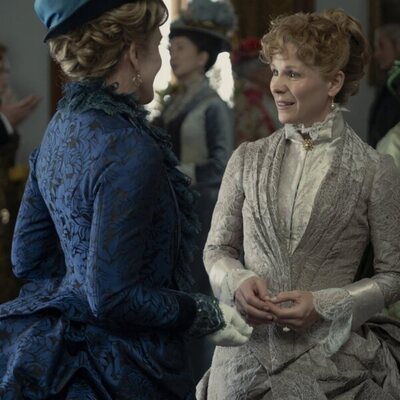 Kelli O'Hara en 3x02 titulado 'Lo dicen los periódicos' de 'La edad dorada'