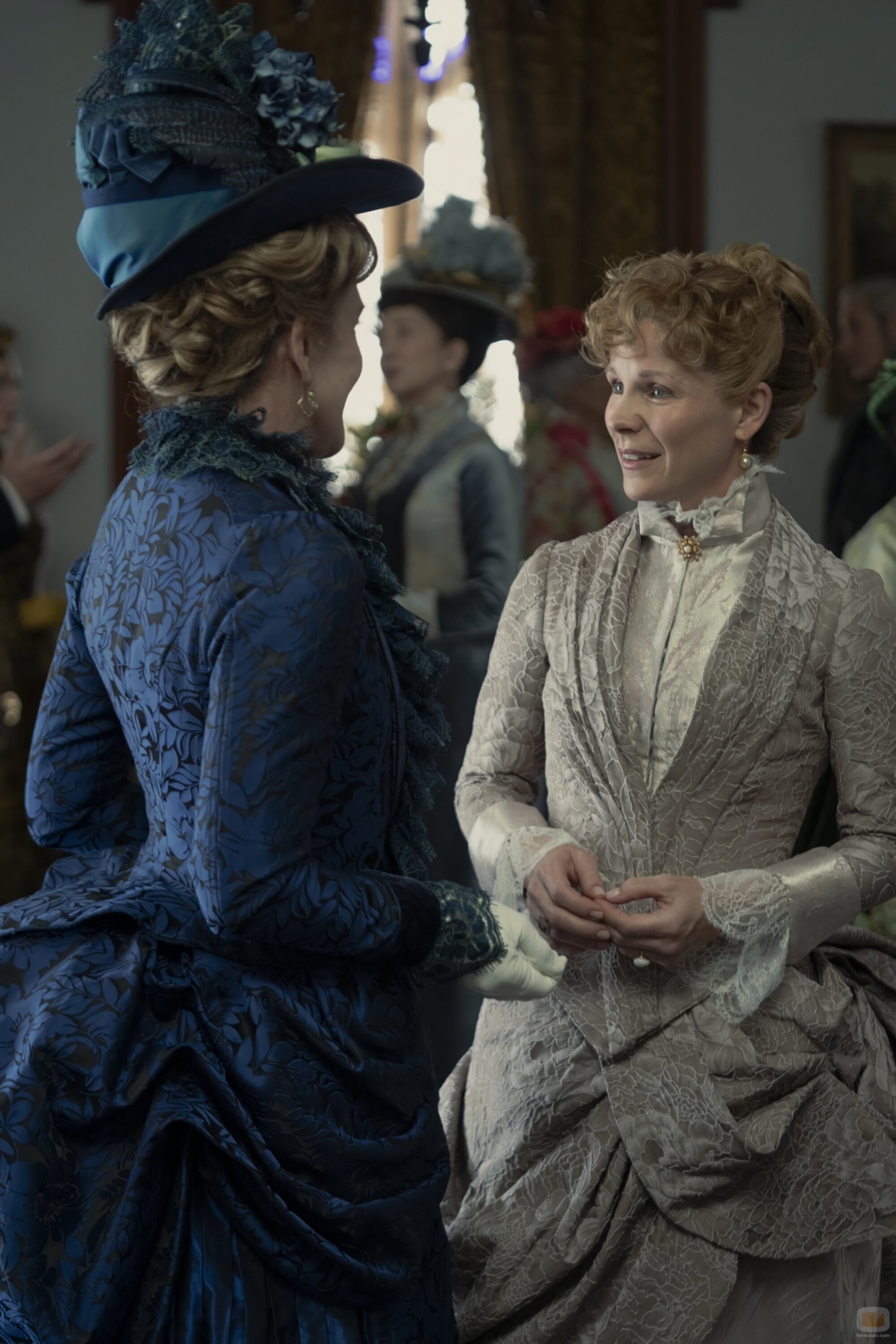 Kelli O'Hara en 3x02 titulado 'Lo dicen los periódicos' de 'La edad dorada'
