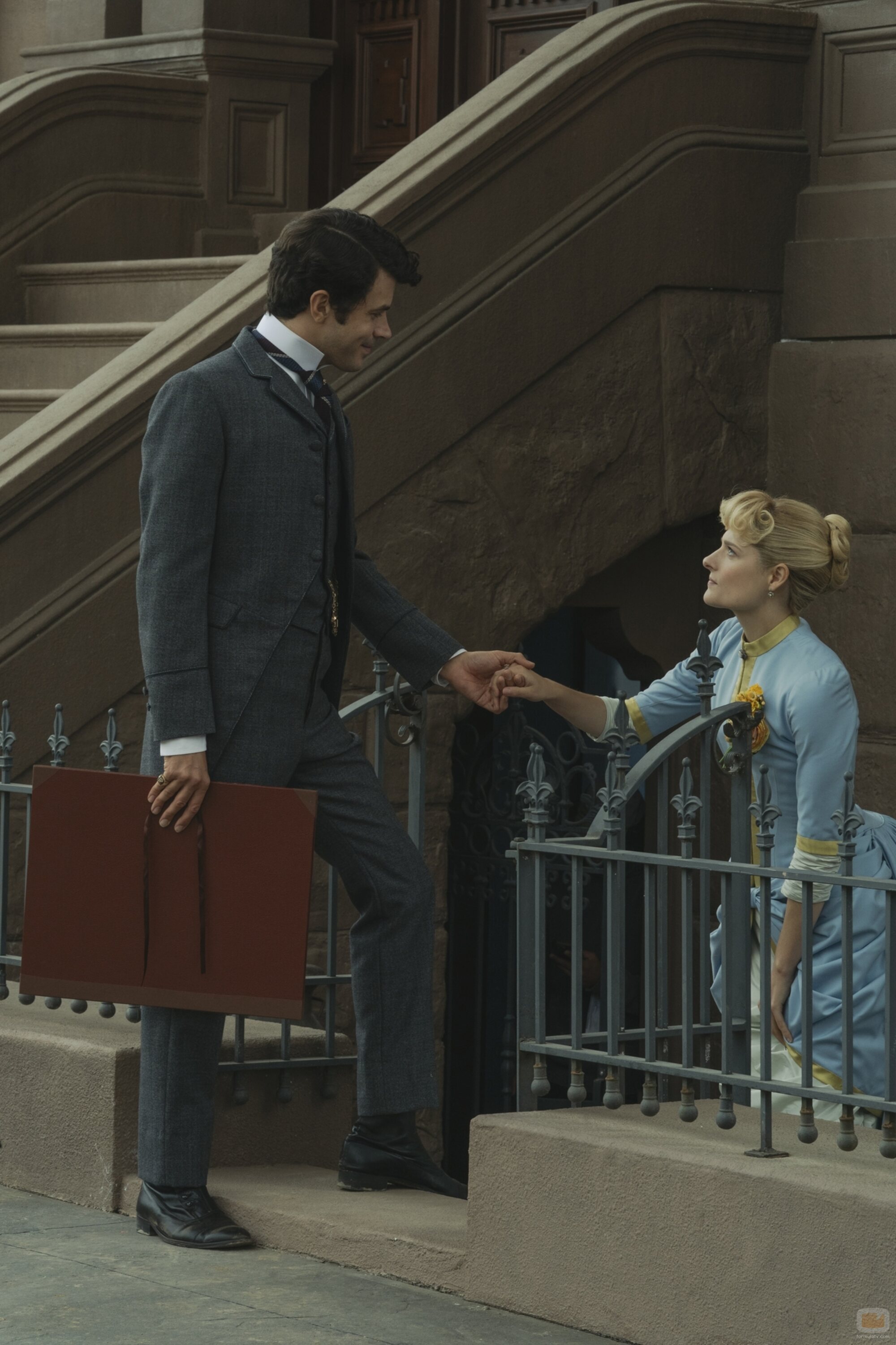 Harry Richardson y Louisa Jacobson en el 3x02 de 'The Gilded Age'
