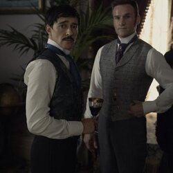 Claybourne Elder y Blake Ritson en 'Lo dicen los periódicos' de 'La edad dorada'