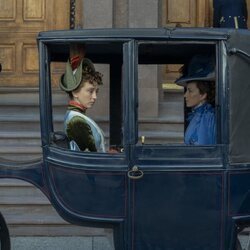 Carrie Coon y Taissa Farmiga en 3x02 titulado 'Lo dicen los periódicos' de 'La edad dorada'