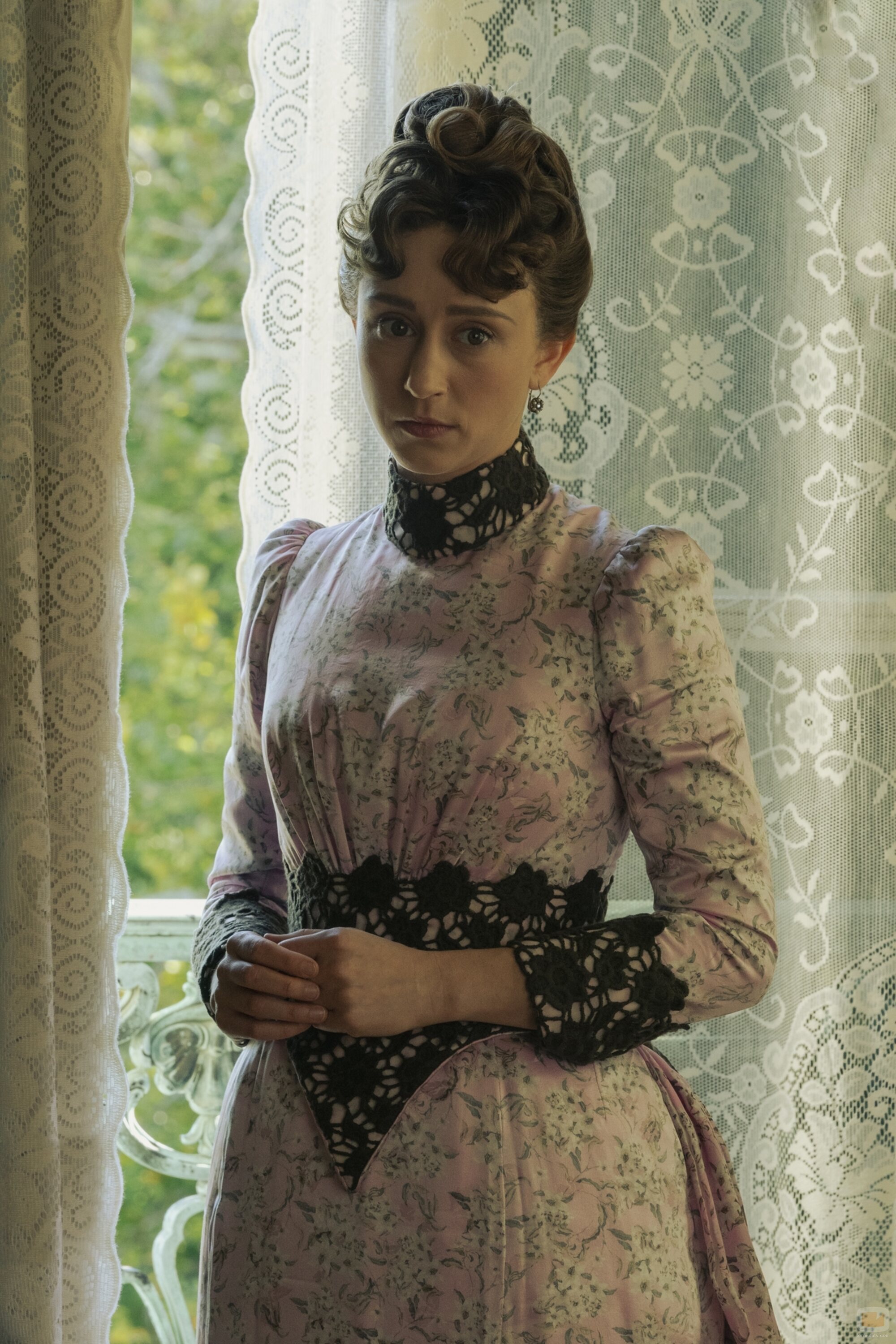 Taissa Farmiga en Capítulo 2 titulado 'Lo dicen los periódicos' de 'La edad dorada'