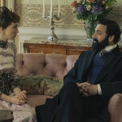 Taissa Farmiga y Morgan Spector en 'Lo dicen los periódicos' de 'La edad dorada'
