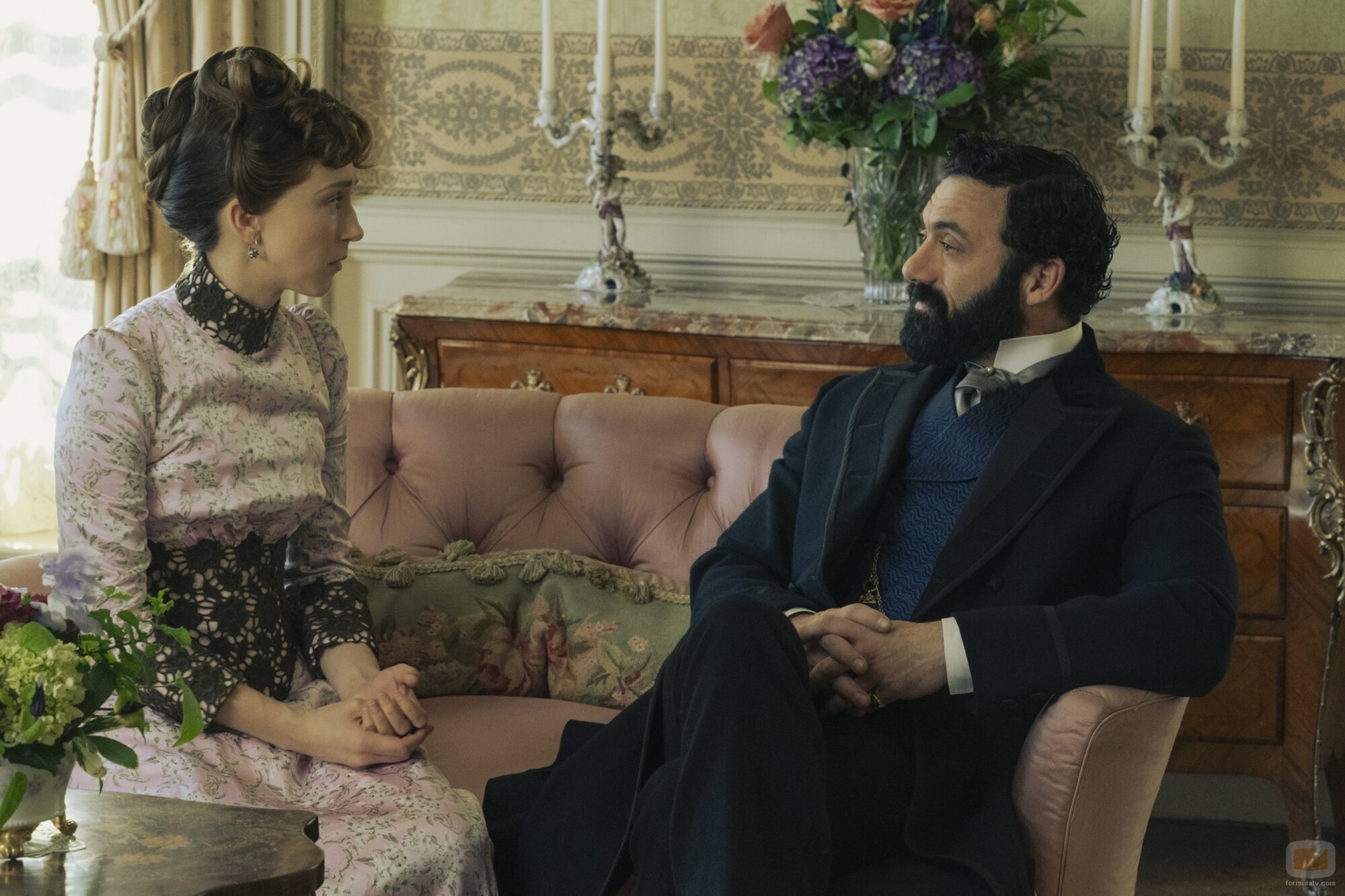 Taissa Farmiga y Morgan Spector en 'Lo dicen los periódicos' de 'La edad dorada'