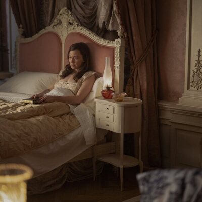 Fotograma de Carrie Coon en el 3x03 de 'La edad dorada'