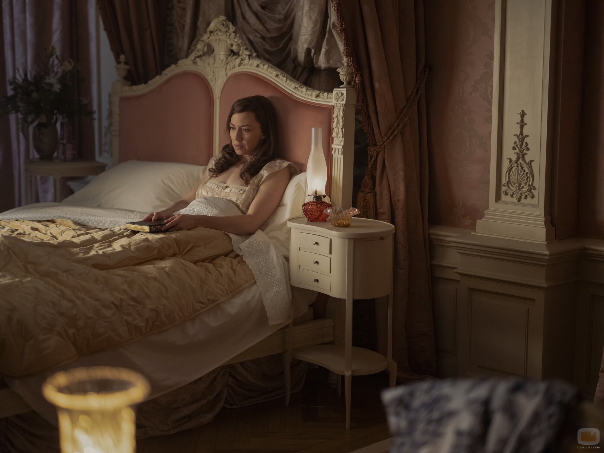 Fotograma de Carrie Coon en el 3x03 de 'La edad dorada'
