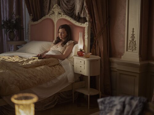 Fotograma de Carrie Coon en el 3x03 de 'La edad dorada'