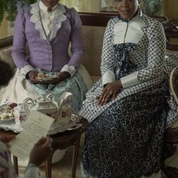 Jessica Frances Dukes y Audra McDonald en 3x03 titulado 'El amor nunca es fácil' de 'La edad dorada'