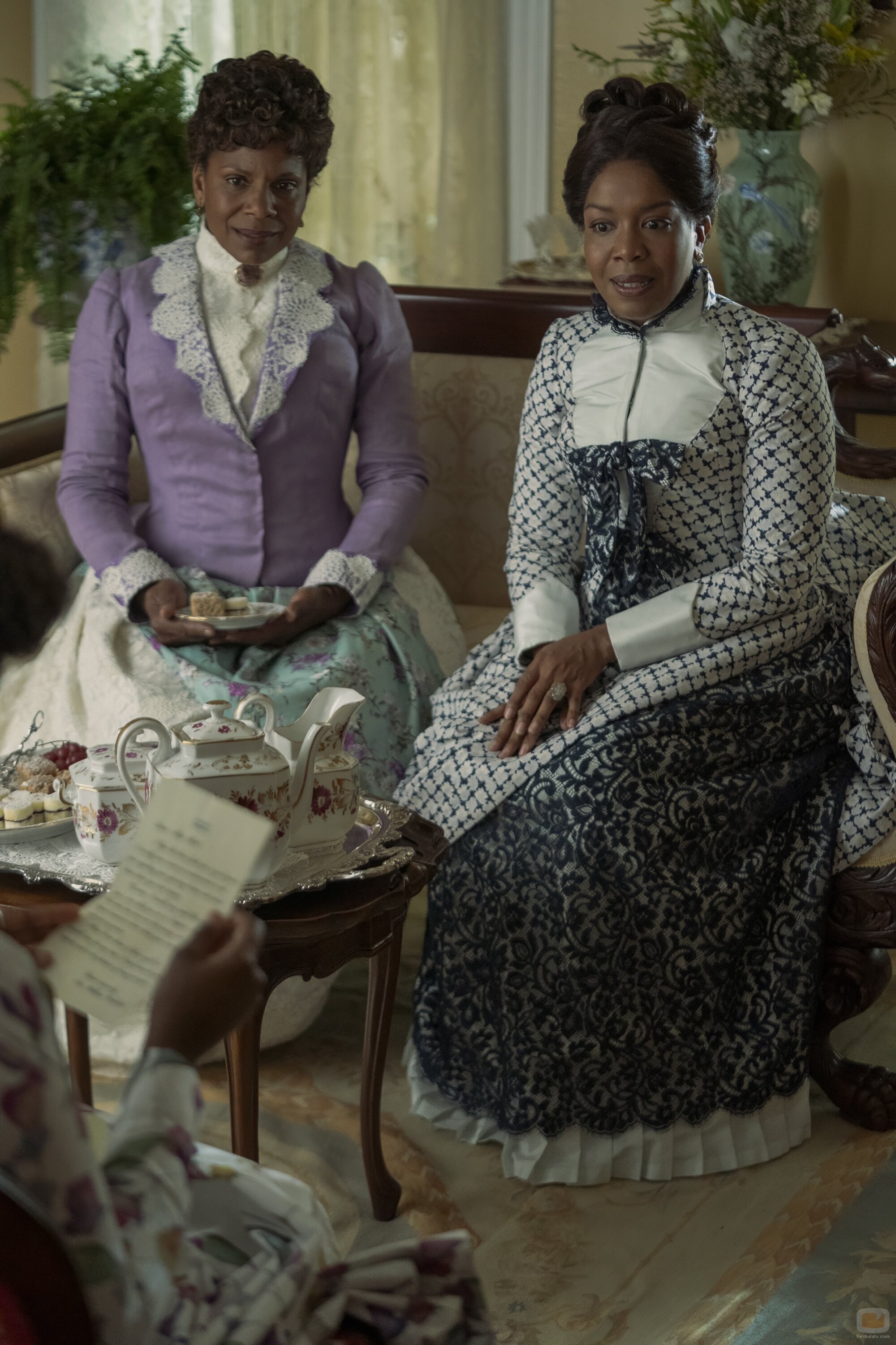 Jessica Frances Dukes y Audra McDonald en 3x03 titulado 'El amor nunca es fácil' de 'La edad dorada'