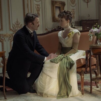 Taissa Farmiga y Ben Lamb en la temporada 3 y el capítulo 03 de 'La edad dorada'