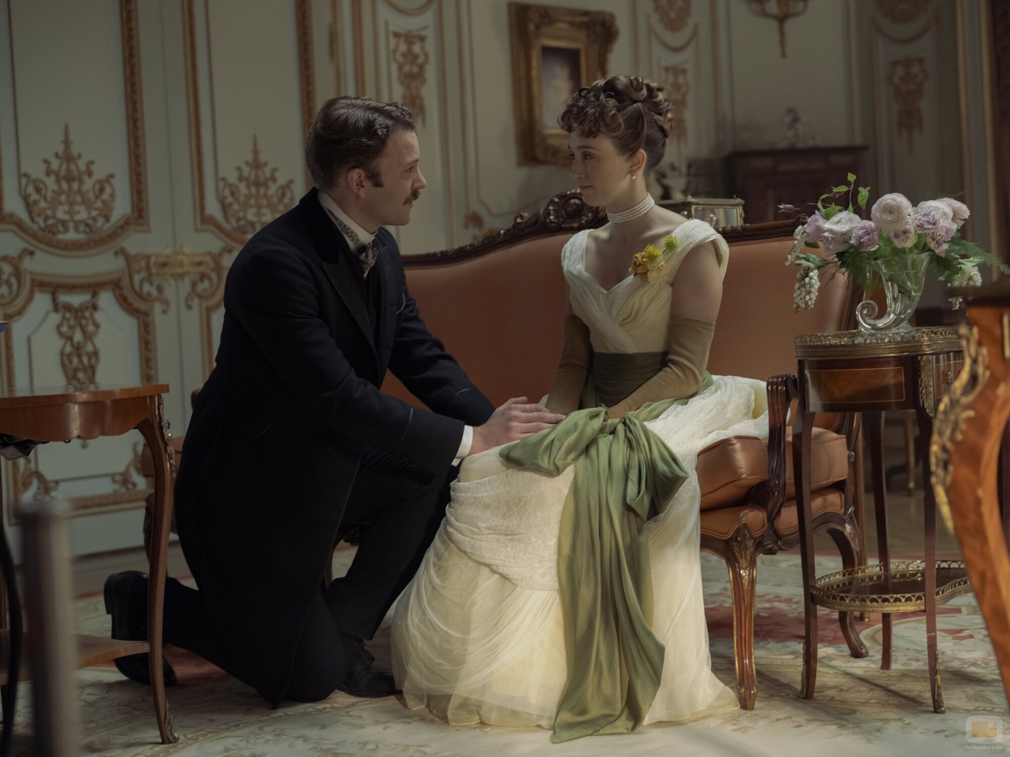 Taissa Farmiga y Ben Lamb en la temporada 3 y el capítulo 03 de 'La edad dorada'