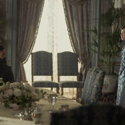 Carrie Coon y Morgan Spector en el 3x03 de 'La edad dorada'