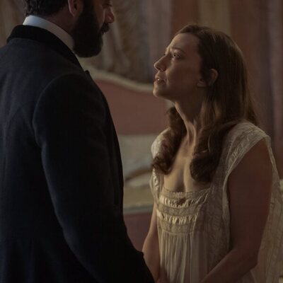 Captura de Carrie Coon y Morgan Spector en el 3x03 de 'The Gilded Age'