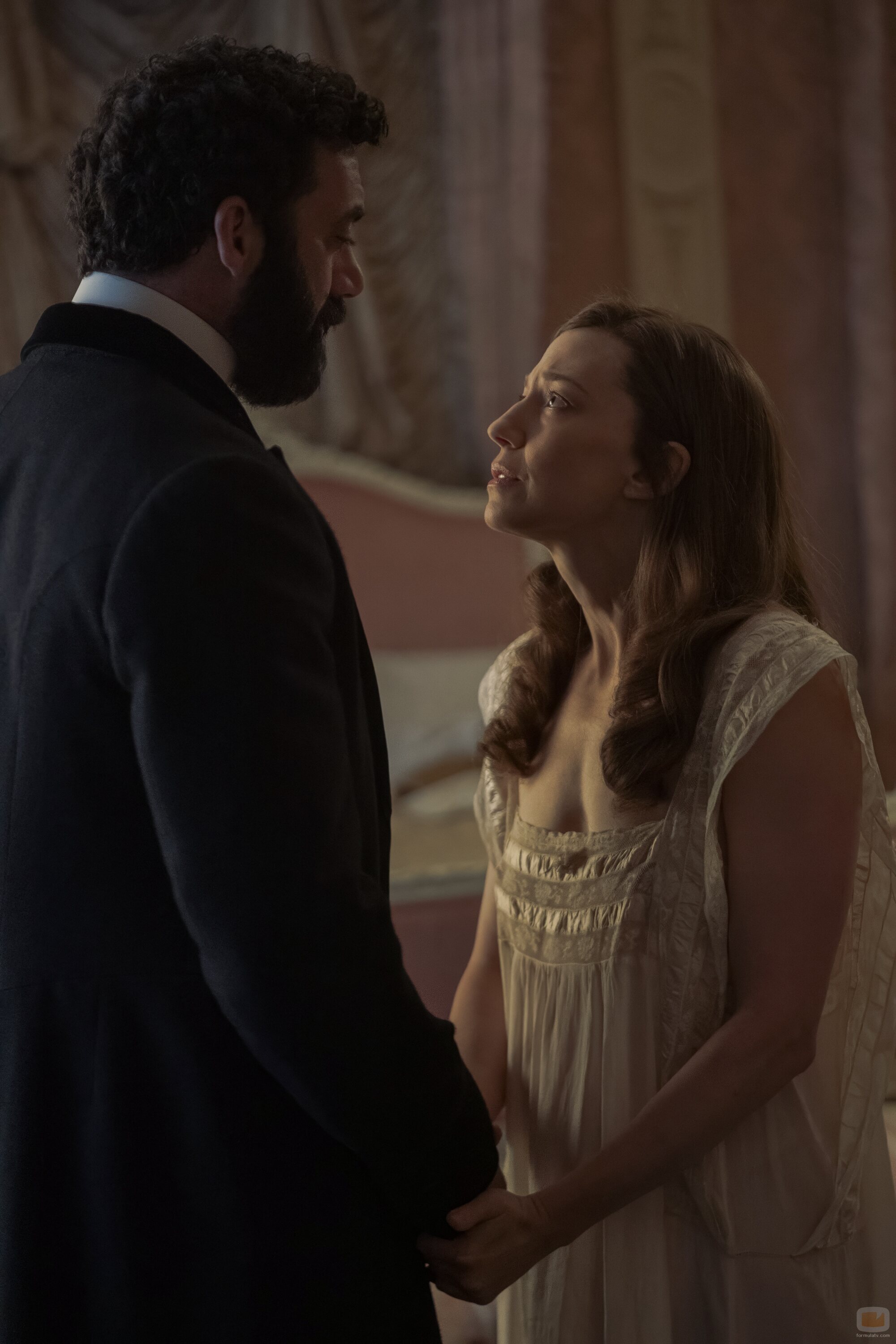 Captura de Carrie Coon y Morgan Spector en el 3x03 de 'The Gilded Age'