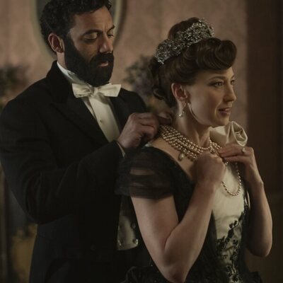 Morgan Spector y Carrie Coon en 'El amor nunca es fácil' de 'La edad dorada'