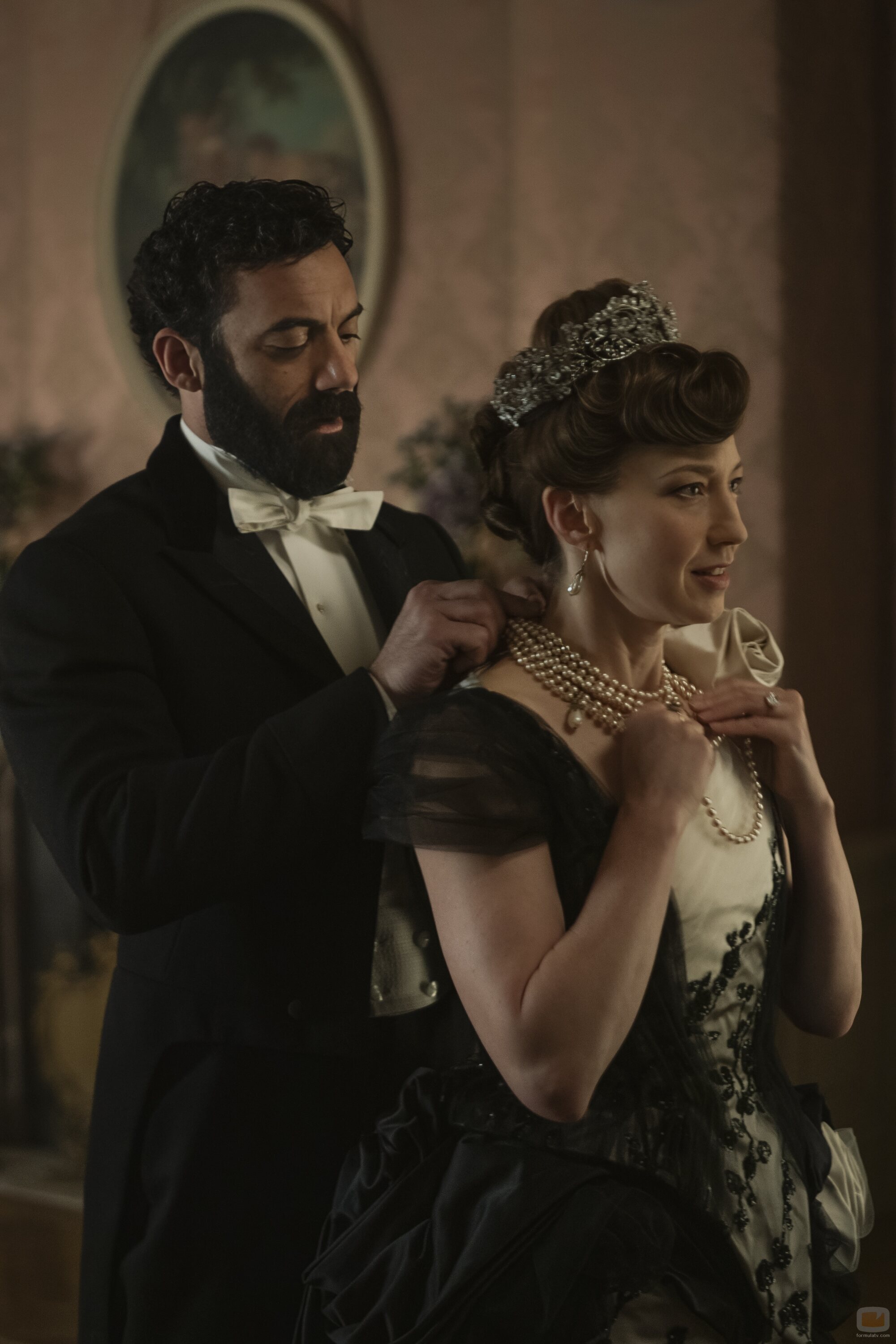 Morgan Spector y Carrie Coon en 'El amor nunca es fácil' de 'La edad dorada'