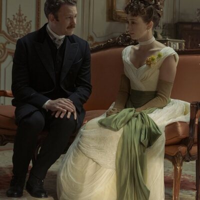 Ben Lamb y Taissa Farmiga en la temporada 3 y el capítulo 03 de 'La edad dorada'