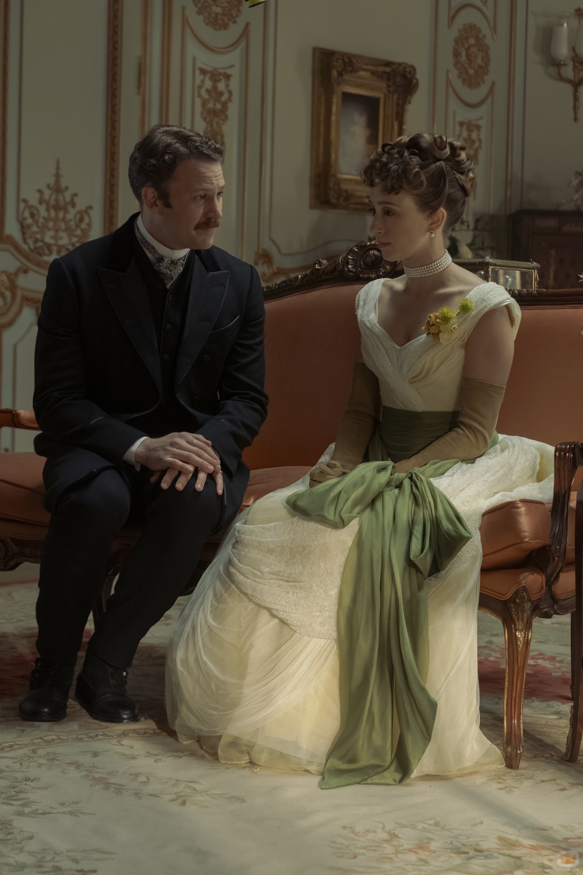 Ben Lamb y Taissa Farmiga en la temporada 3 y el capítulo 03 de 'La edad dorada'