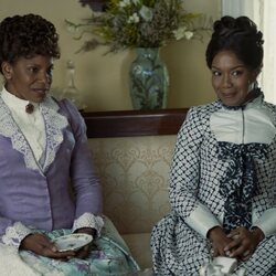 Jessica Frances Dukes y Audra McDonald en 'El amor nunca es fácil' de 'La edad dorada'