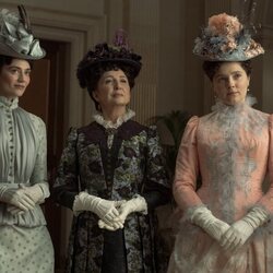Amy Forsyth y Donna Murphy en 3x03 'El amor nunca es fácil' de 'La edad dorada'