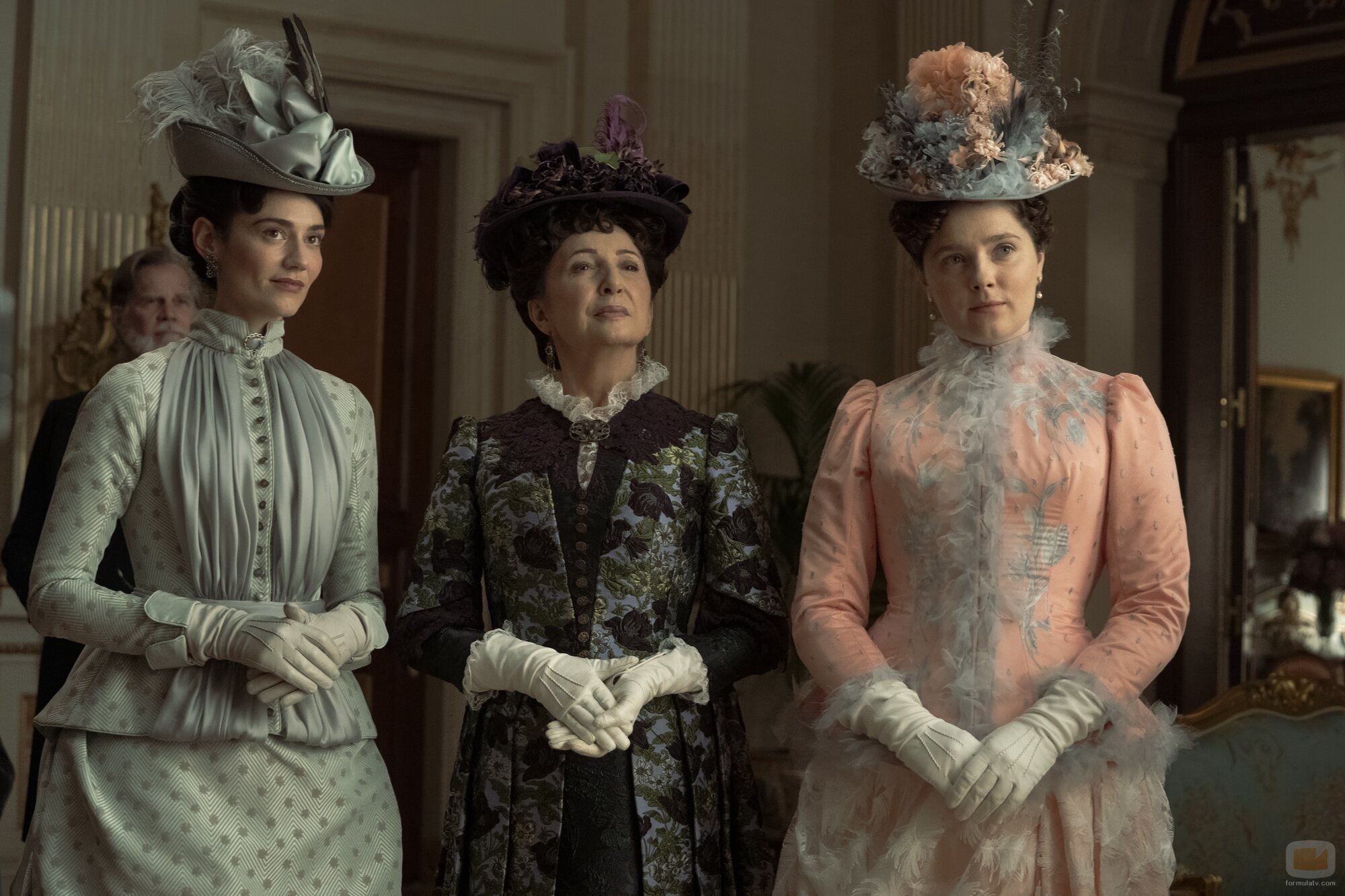Amy Forsyth y Donna Murphy en 3x03 'El amor nunca es fácil' de 'La edad dorada'