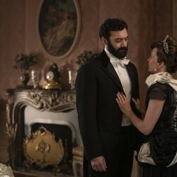 Morgan Spector y Carrie Coon en 3x03 'El amor nunca es fácil' de 'La edad dorada'