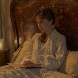 Momento de Taissa Farmiga en 'El amor nunca es fácil' de 'La edad dorada'