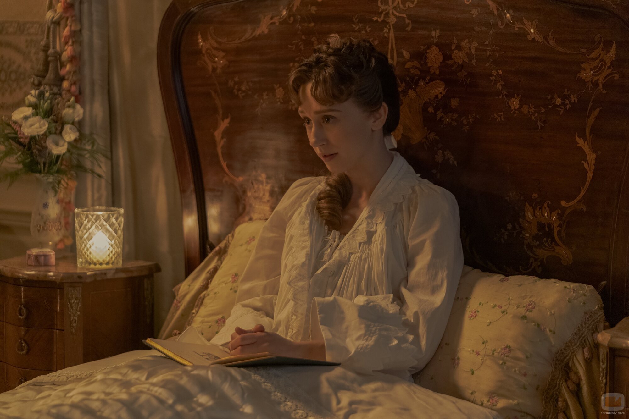 Momento de Taissa Farmiga en 'El amor nunca es fácil' de 'La edad dorada'
