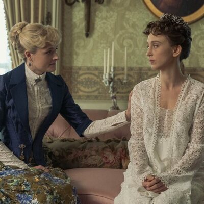 Louisa Jacobson y Taissa Farmiga en el 3x04 de 'La edad dorada'