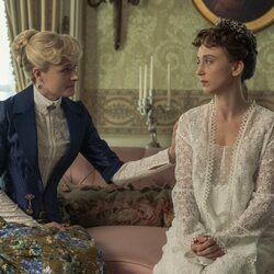 Louisa Jacobson y Taissa Farmiga en el 3x04 de 'La edad dorada'