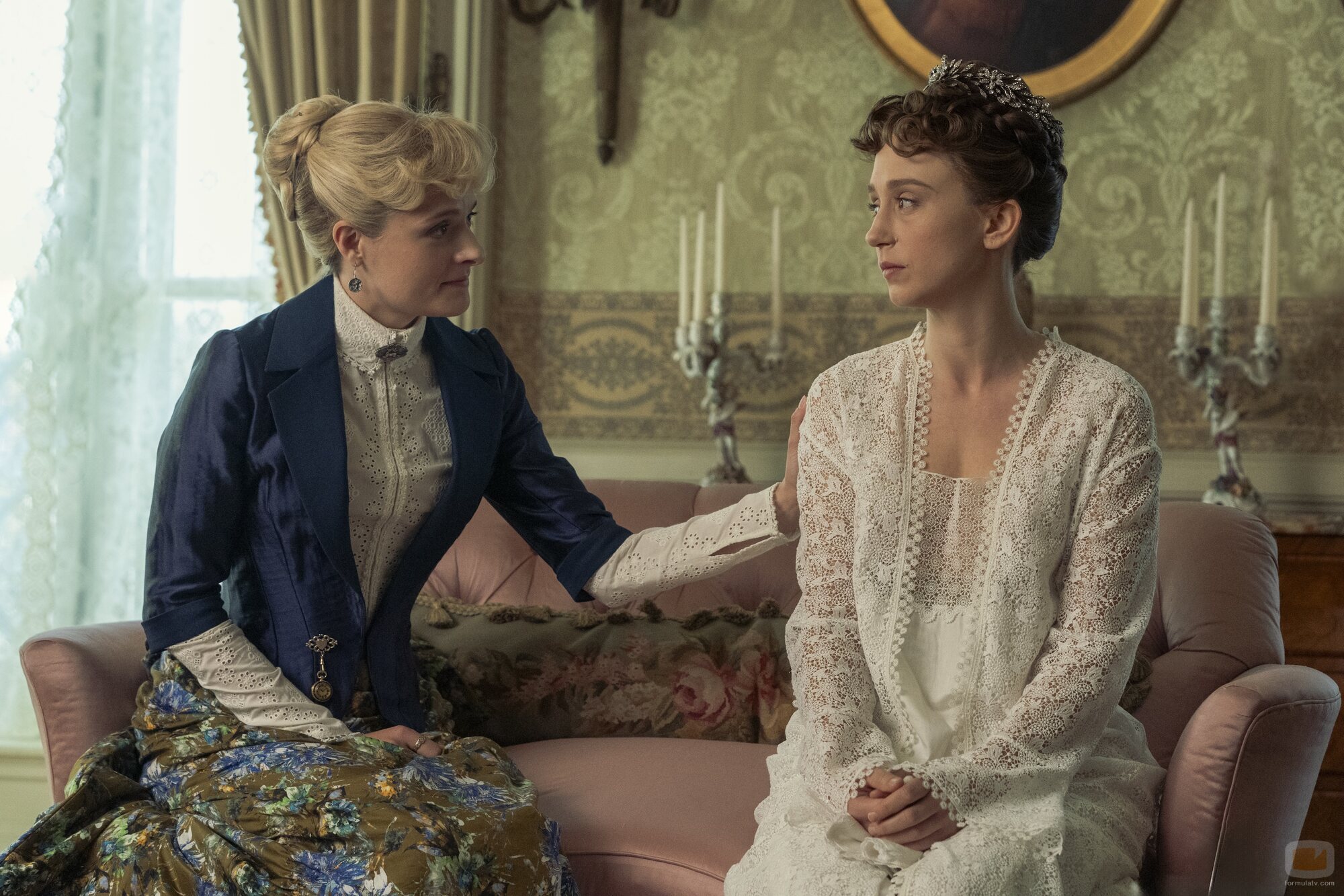 Louisa Jacobson y Taissa Farmiga en el 3x04 de 'La edad dorada'
