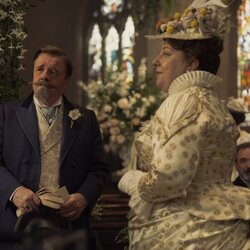 Ashlie Atkinson y Nathan Lane en Capítulo 4 titulado 'El matrimonio es una apuesta' de 'La edad dorada'