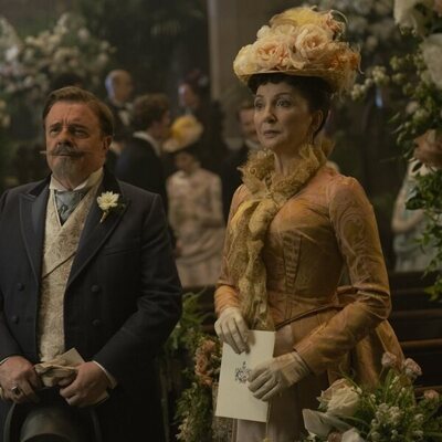 Donna Murphy y Nathan Lane en 'El matrimonio es una apuesta' de 'The Gilded Age'