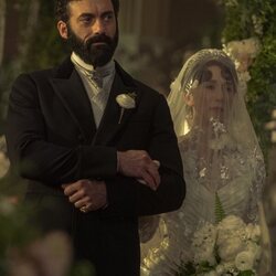 Morgan Spector y Taissa Farmiga en Capítulo 4 titulado 'El matrimonio es una apuesta' de 'La edad dorada'