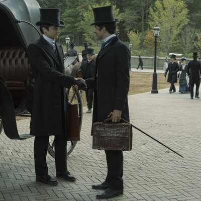 Harry Richardson y Ben Ahlers en el 3x04 de 'La edad dorada'