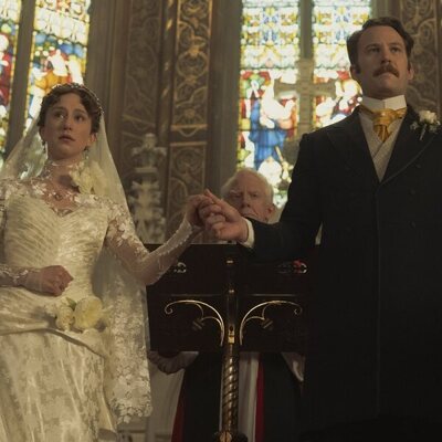 Taissa Farmiga y Ben Lamb en 'El matrimonio es una apuesta' de 'La edad dorada'