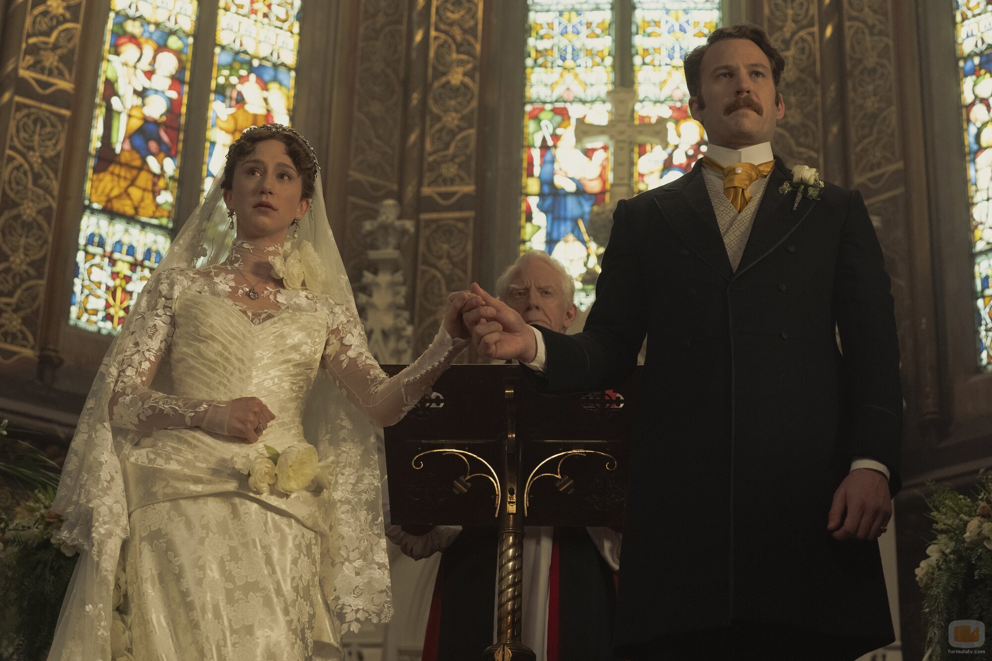 Taissa Farmiga y Ben Lamb en 'El matrimonio es una apuesta' de 'La edad dorada'