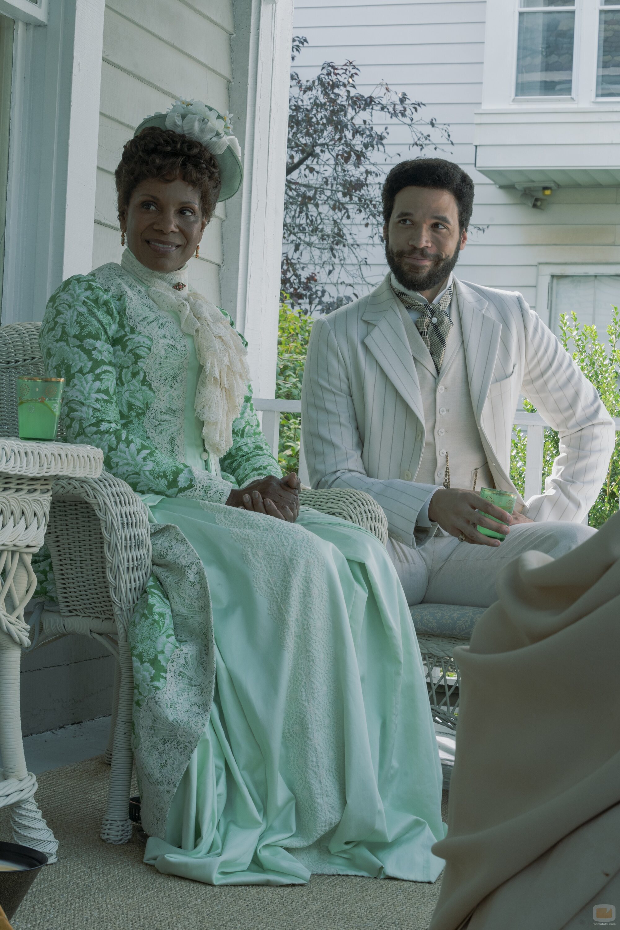Audra McDonald y Jordan Donica en el 3x04 de 'La edad dorada'