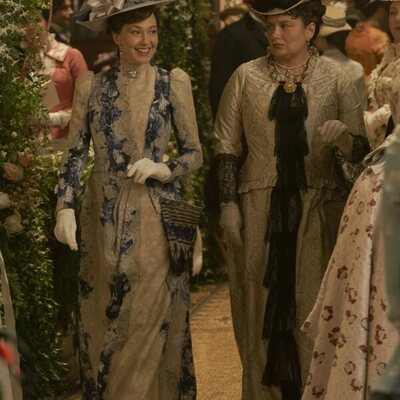 Carrie Coon y Merritt Wever en el 3x04 de 'La edad dorada'