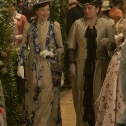 Carrie Coon y Merritt Wever en el 3x04 de 'La edad dorada'