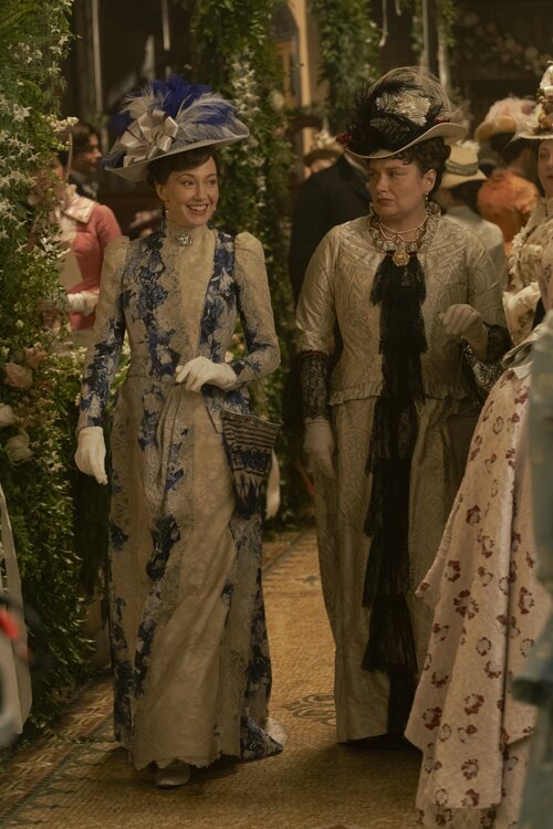 Carrie Coon y Merritt Wever en el 3x04 de 'La edad dorada'