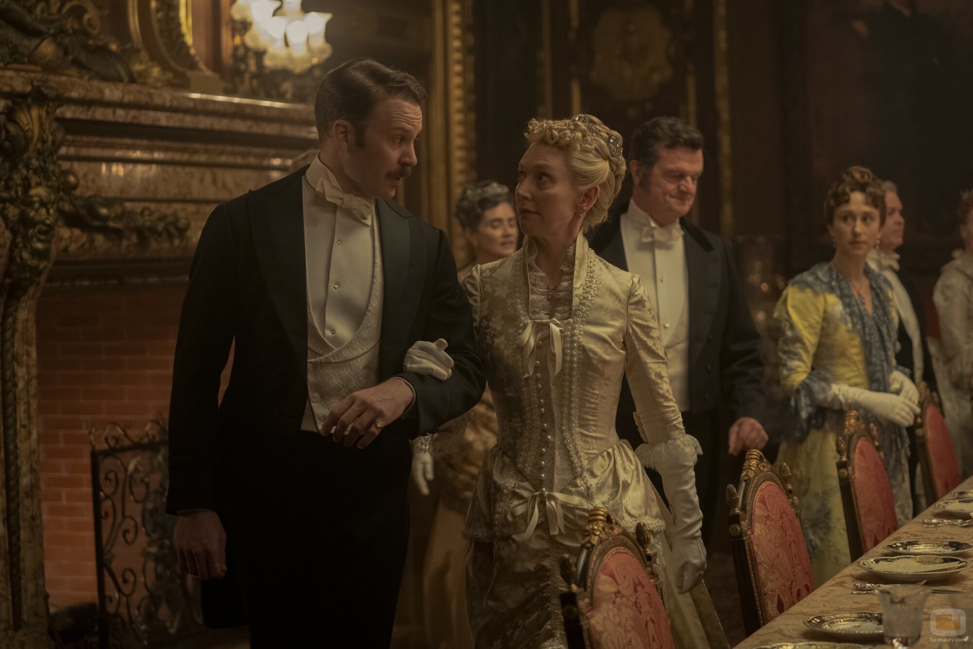 Hattie Morahan y Ben Lamb en la temporada 3 y el capítulo 05 de 'La edad dorada'