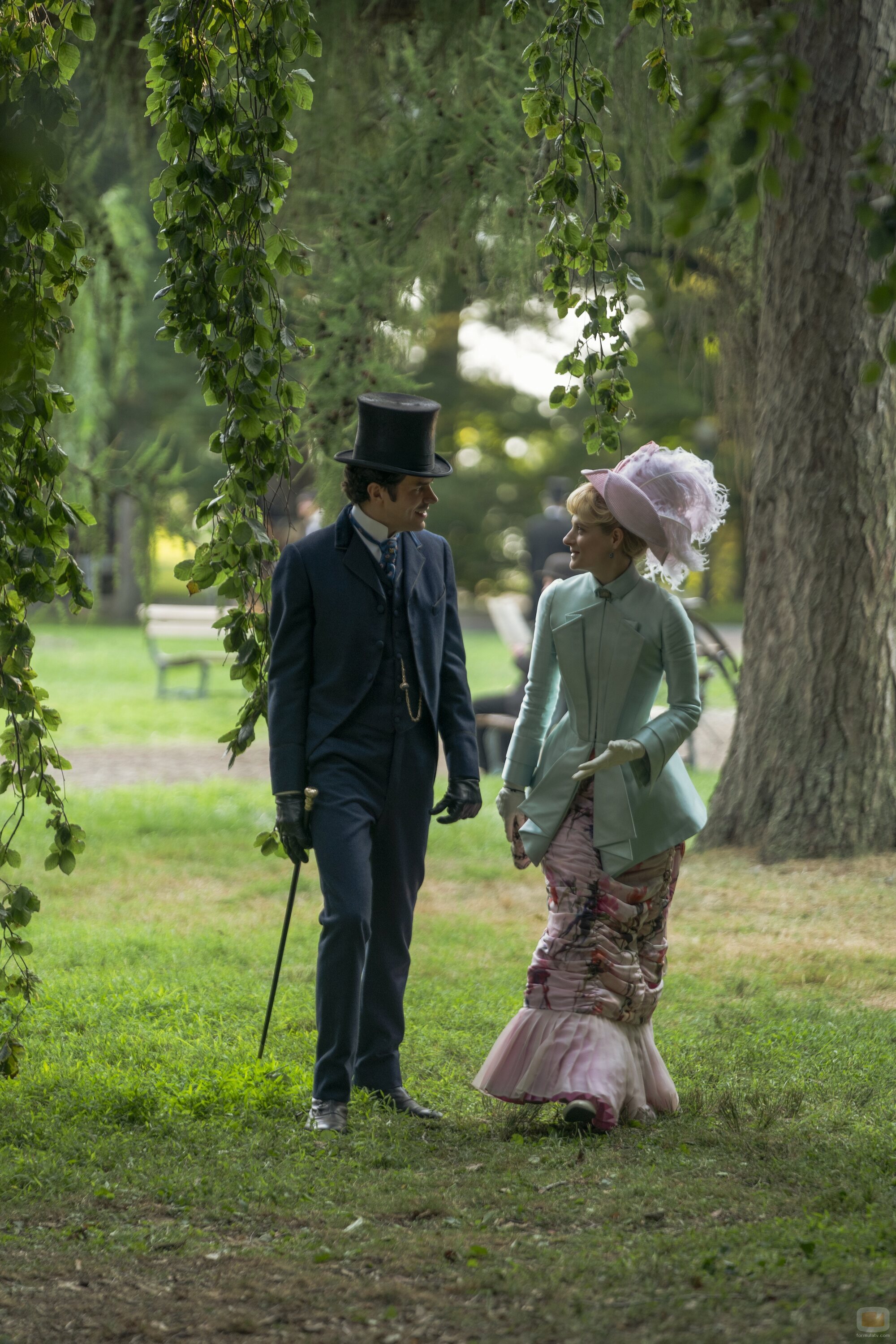 Harry Richardson y Louisa Jacobson en 'Un mundo distinto' de 'La edad dorada'