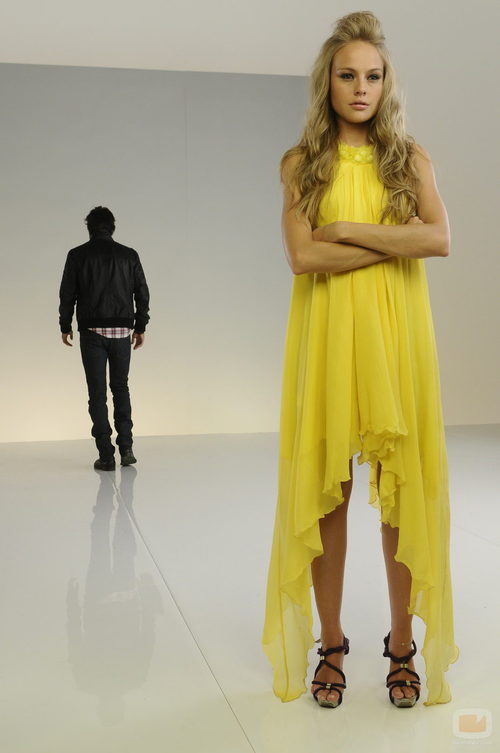 Esmeralda Moya con un vestido amarillo