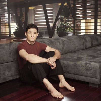 El actor Enver Gjokaj en su serie